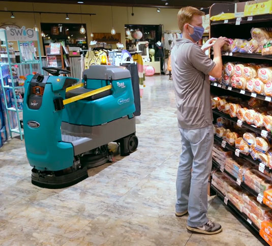 在商店内进行清洁的 T380AMR 机器人洗地机